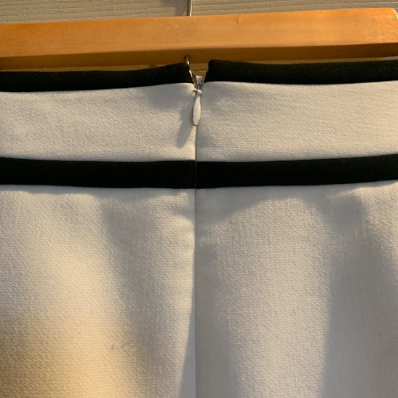 White House Black Market Ivory/Black Lined Skirt sz 4 - Picture 5 of 8